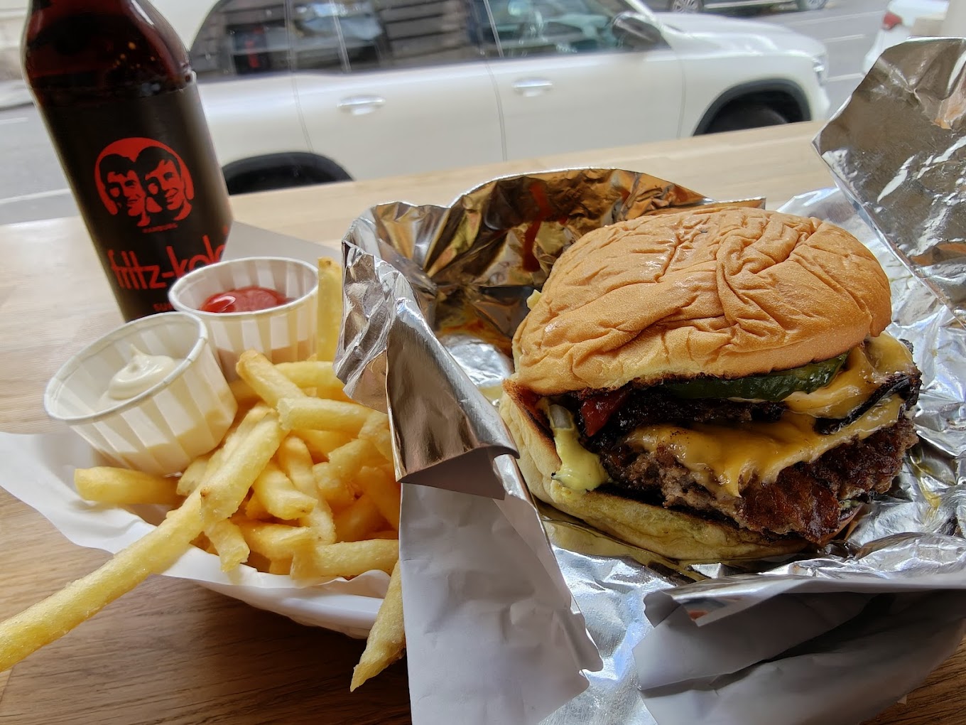 Smash Burger mit Pommes und Fritz-Kola