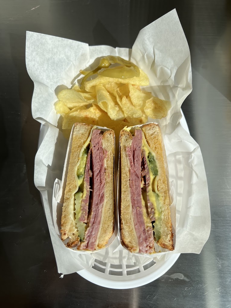 Pastrami Sandwich mit Chips